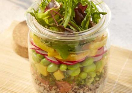 Kleurrijke salad jar met quinoa en zalm Kleurrijke salad jar met quinoa en zalm