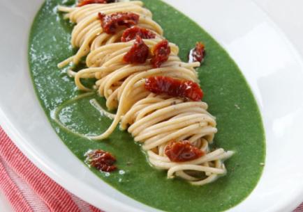 Spaghetti met spinaziesaus en zongedroogde tomaatjes Vegetarisch Spaghetti met spinaziesaus en zongedroogde tomaatjes Vegetarisch
